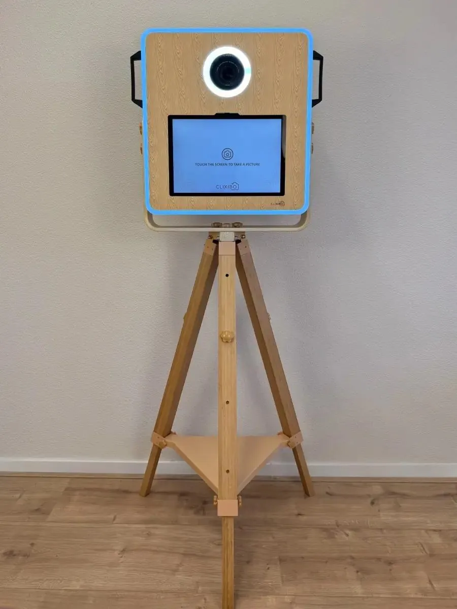 De photobooth: een houten toestel op driepoot met ringlicht en touchscreen